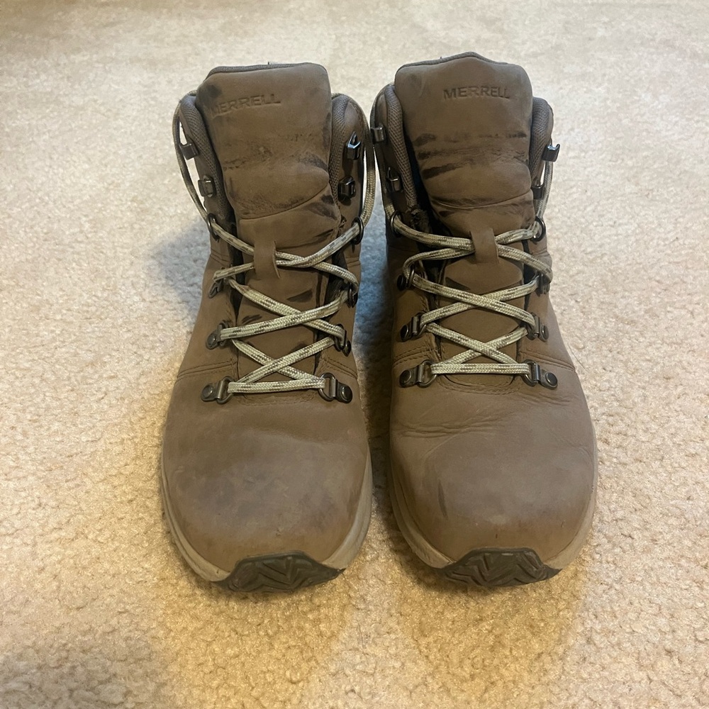 Merrell tan hiking boots women’s size 9.5 only worn a few times